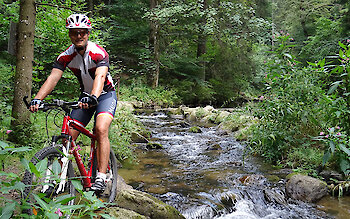 E-Bike fahren beim Urlaub im Bayerischen Wald